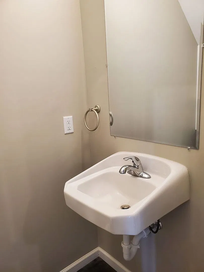 2 Bedroom 1 Bathroom Townhouse — Photo 4