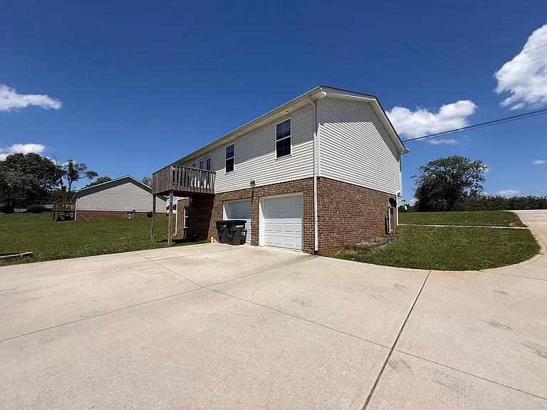 505 Holladay Rd — Photo 32