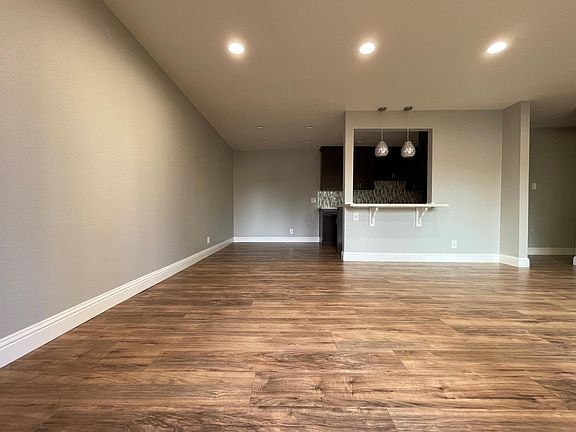 4th image of 410 Auburn Way APT 7