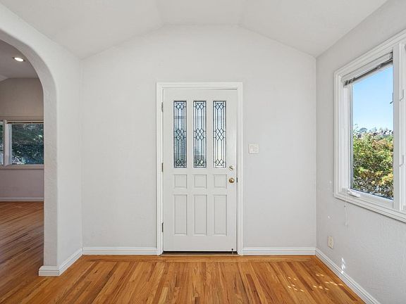 3rd image of 207 Meda Court