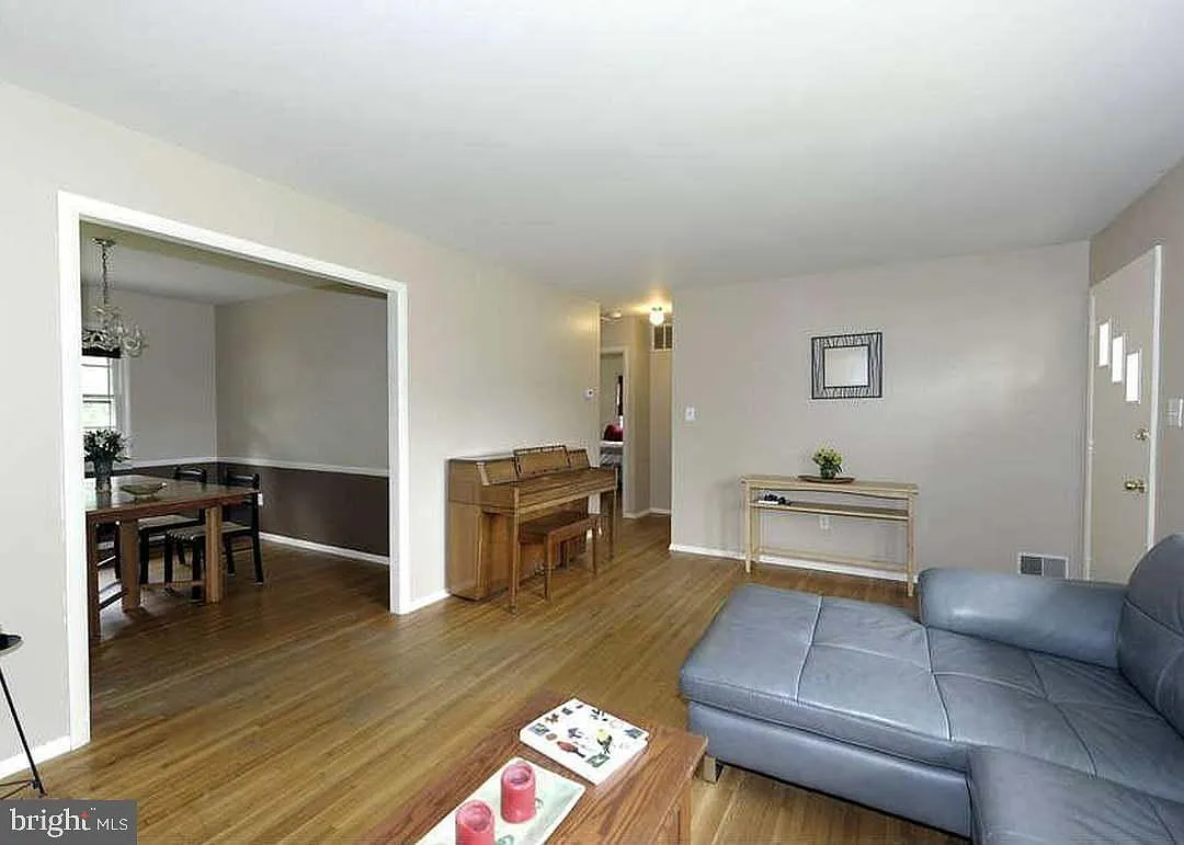4 bed, 2.0 bath, 1152 sqft, $3,700 — Photo 2