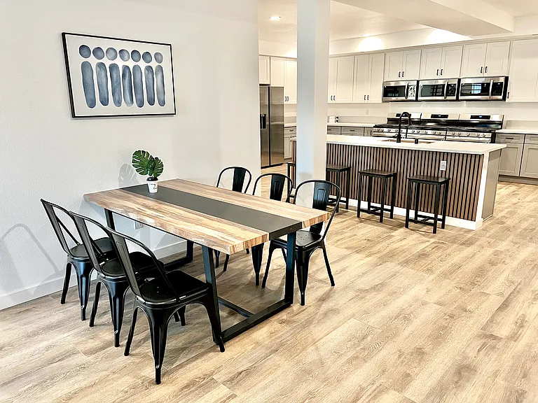 1587 West 35th Street — Photo 12