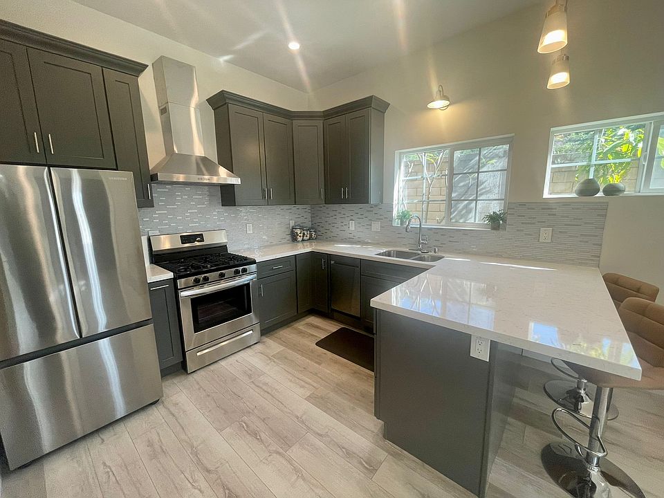 Full Gourmet Kitchen - with seating