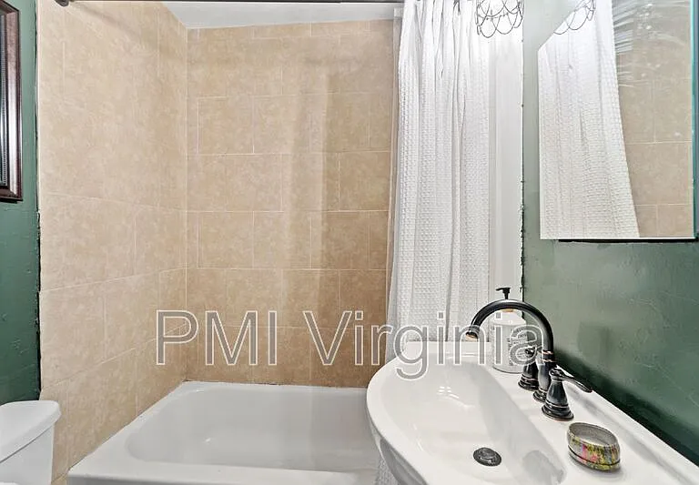 818 W 42nd St — Photo 10