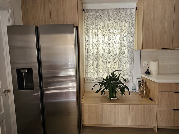 5th image of 812 N Curson Ave