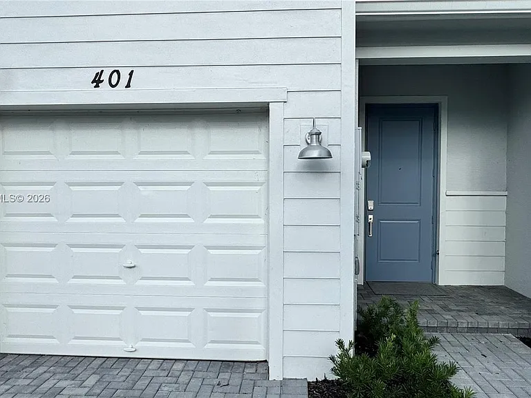 401 SE Crossoak Ln #401 — Photo 2