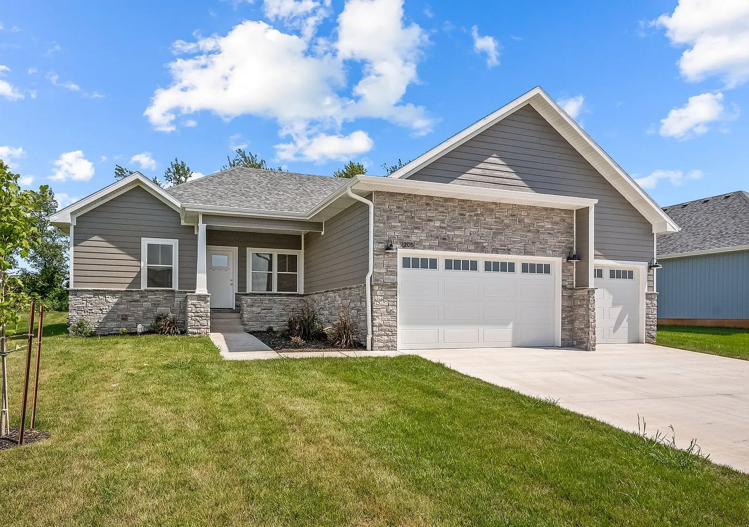 Beautifully Updated 4 Bedroom Home in Ozark, MO! — Photo 3