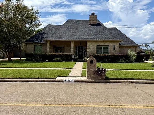 2208 Country Club Dr, Pearland, TX 77581