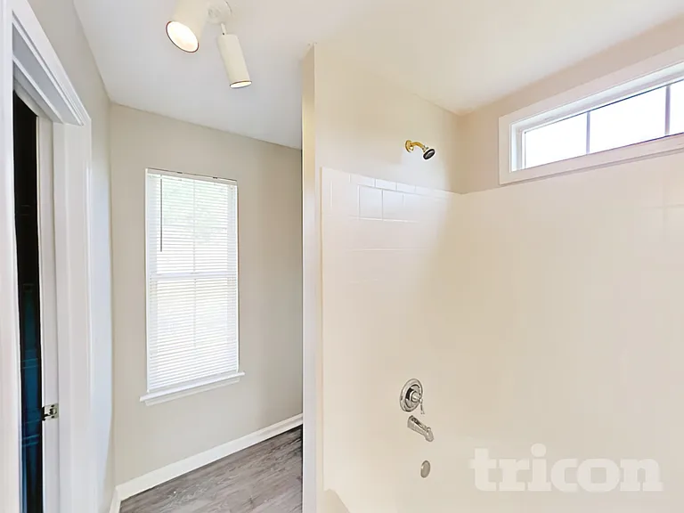 936 Edgewood Ln — Photo 15