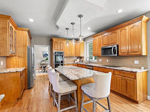 5th image of 68 Quaker Ln