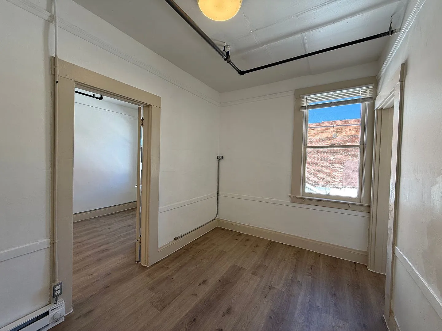 Top Floor, Renovated 1 BED with a Private Kitchen with Rooftop Views — Photo 2