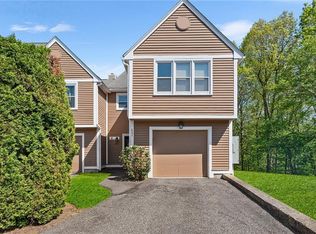 607 Brookhaven Ln, Woonsocket, RI 02895