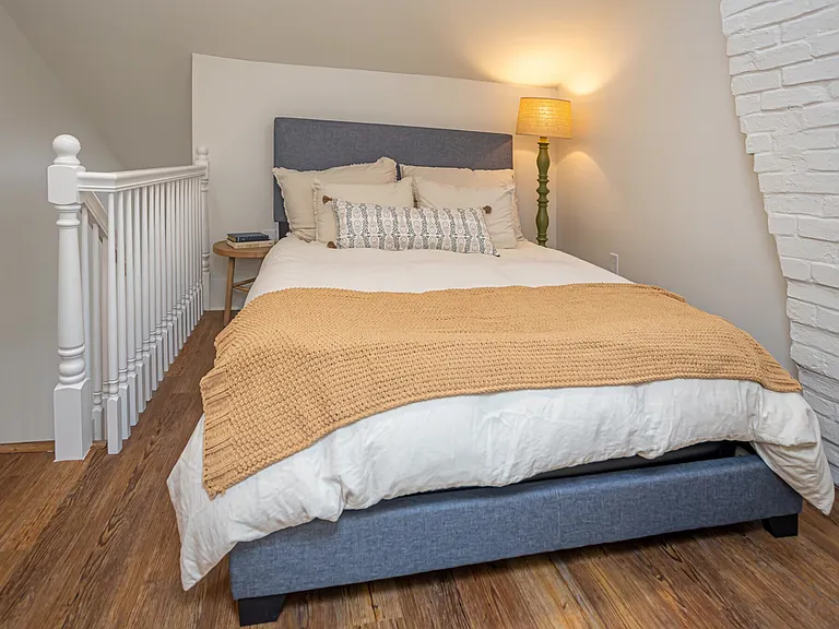 Uptown Renovated 1/1.5 apartment with Private Backyard — Photo 7