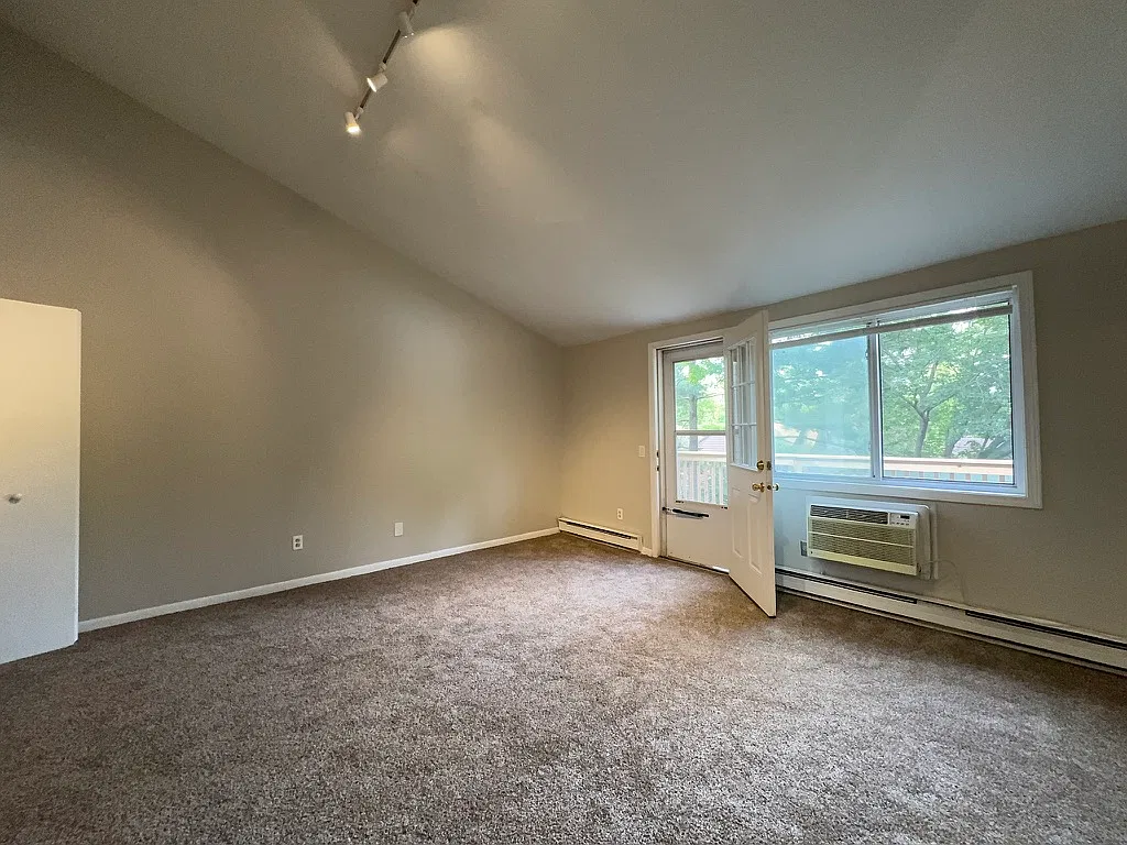 3 bed, 953 sqft, $2,000 — Photo 3