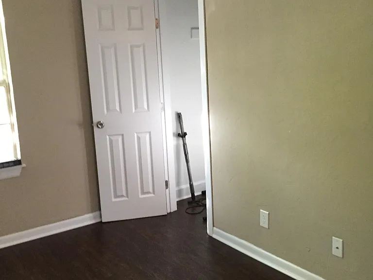 102 W Linn St #4 — Photo 2
