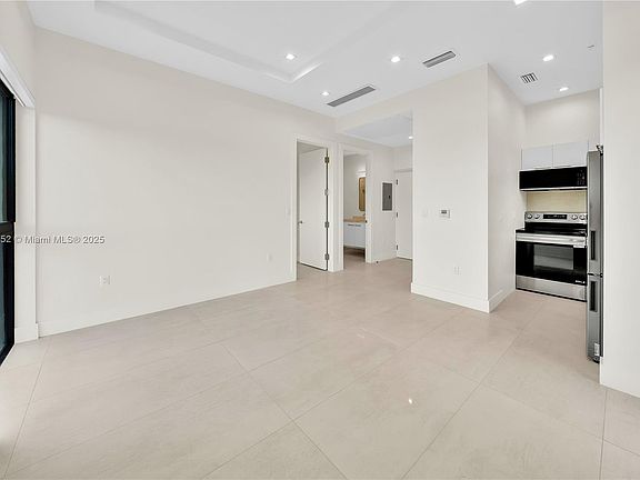 5th image of 530 SW 11th Ave #302