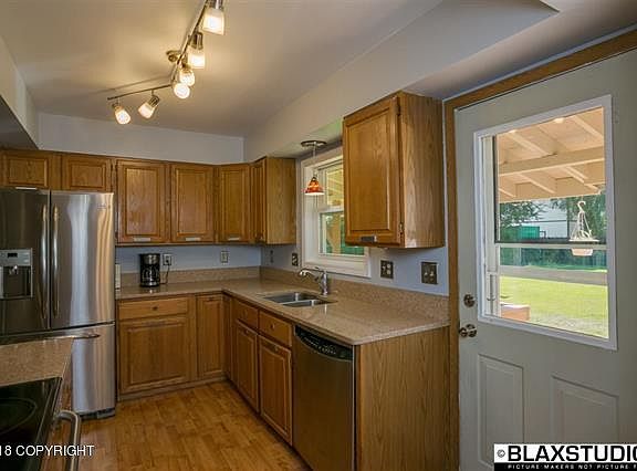 5th image of 221 Dunbar Ave