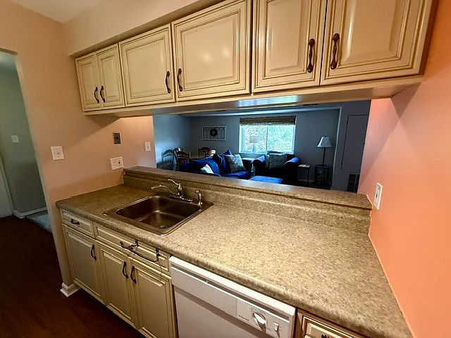 1 bed, 855 sqft, $895 — Photo 3
