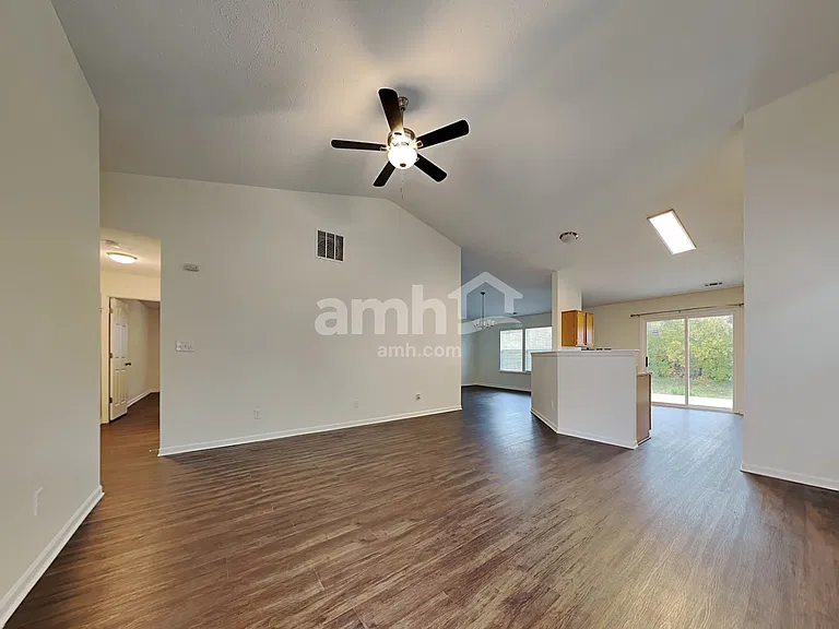 1070 Halifax Ln — Photo 8