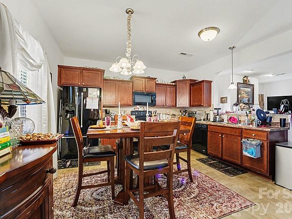 3rd image of 1421 Hyacinthia Ln
