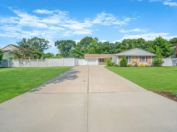 18 Wellsley Lane, Coram, NY 11727