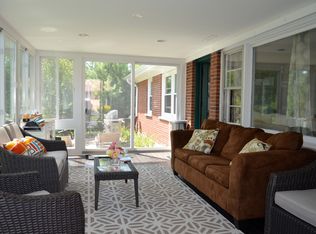 147 S Leonard Rd, Palatine, IL 60074