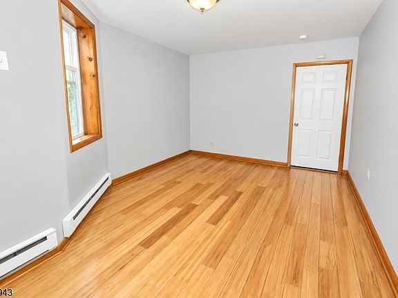 5th image of 592 N 6TH ST