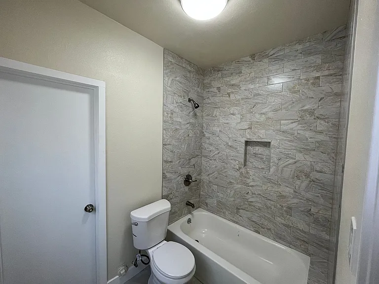 324 W Opp St #9 — Photo 9