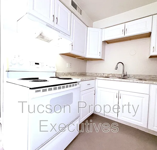 319 E Blacklidge Dr #3 — Photo 2