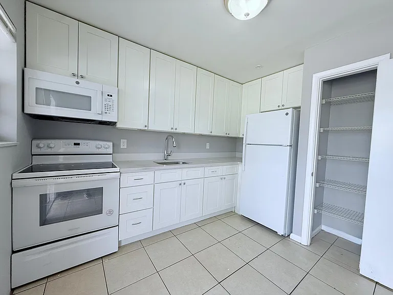 4308 Greenwood Ave — Photo 5