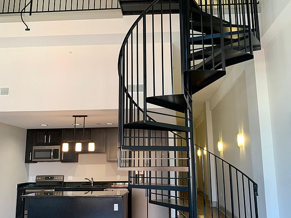4th image of 10 E Grand River Ave #602
