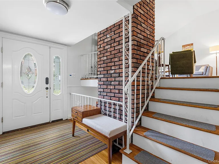 20 Walnut St — Photo 2