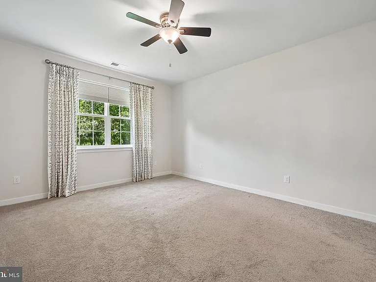235 Congressional Ct — Photo 16