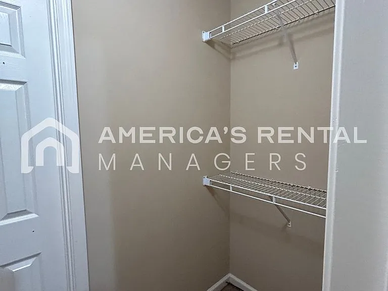 211 Winterberry Ln — Photo 22