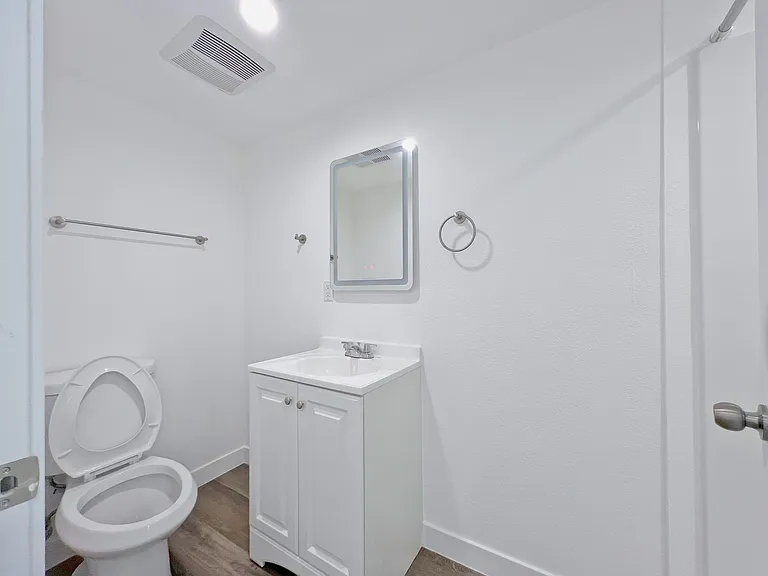 1368 W 35th St #8 — Photo 6