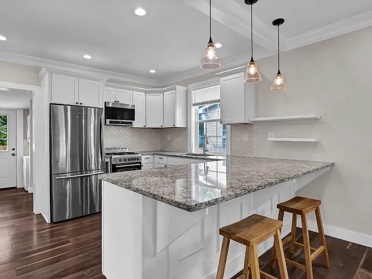 910 Walnut St — Photo 3