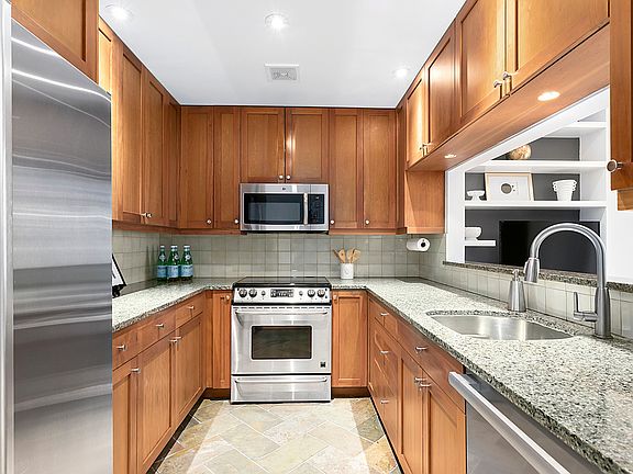 3rd image of 36 W 88th St