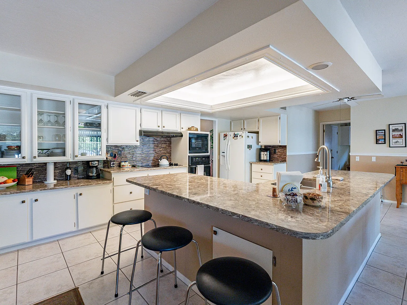2 bed, 1997 sqft, $2,000 — Photo 1