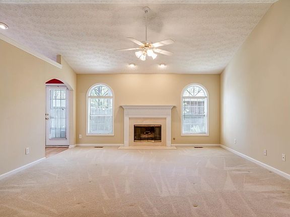 4th image of 1134 Holly Dr