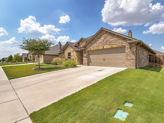 3rd image of 676 Fossil Wood Dr