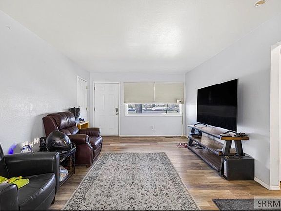 2nd image of 924 Washburn Ave #934