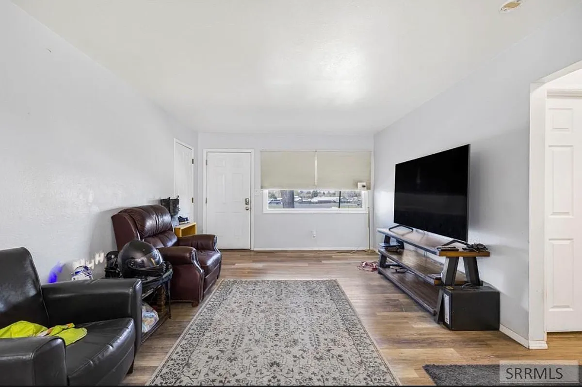 Building Photo - 924 Washburn Ave #934