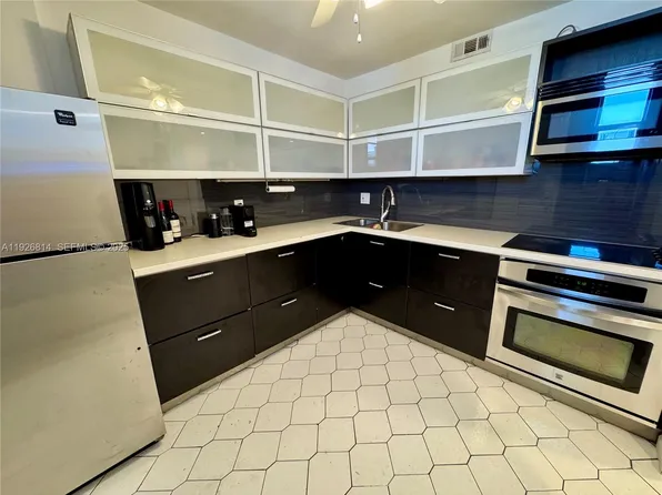 3660 NE 166th St APT 812, North Miami Beach, FL 33160