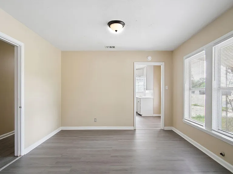 2818 E Houston St — Photo 9