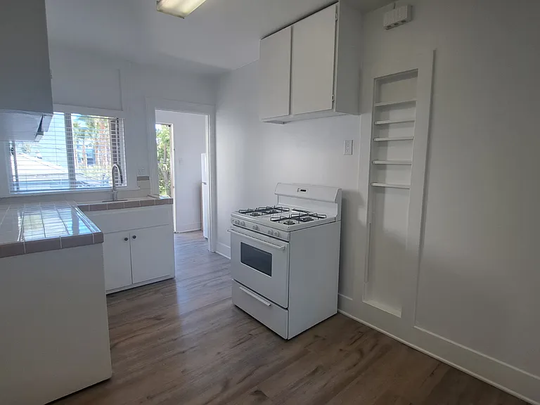 5944 Carlton Way — Photo 15