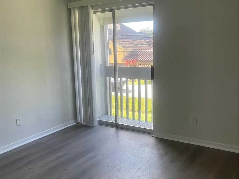 5056 Glenmont Dr — Photo 10