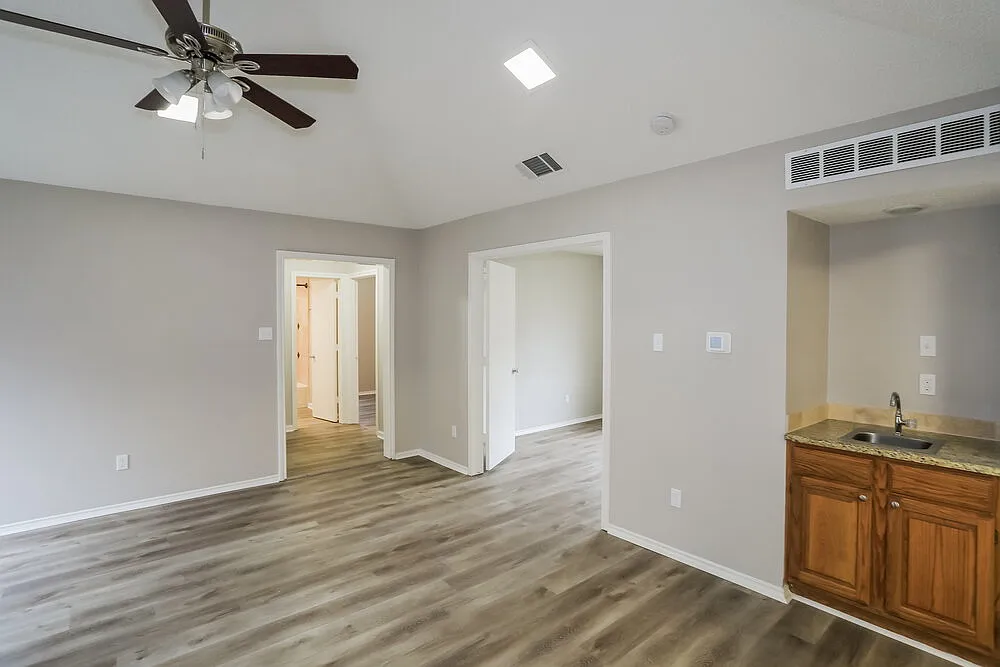 3 bed, 2.0 bath, 1296 sqft, $3,220 — Photo 4