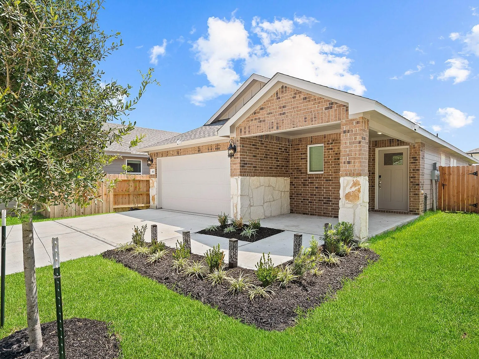 3 bed, 2.0 bath, 1449 sqft, $2,000 — Photo 2
