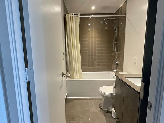 3rd image of 448 Burnhamthorpe Rd W #3409