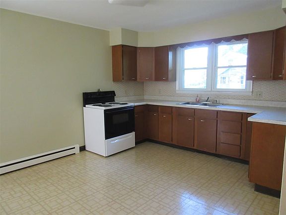3rd image of 24 Whitehead St